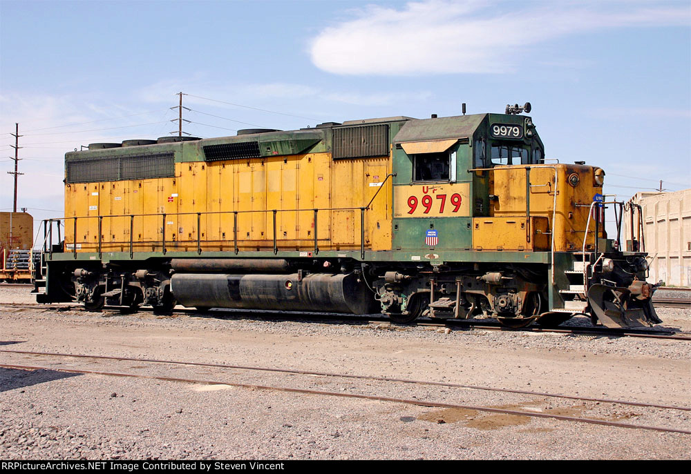 Union Pacific GP40 #9979 with some CNW color left (gong show).